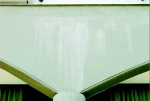Appearance of white dust or snow on the painted surface or whites that seem to "run" on the wall in the form of a waterfall